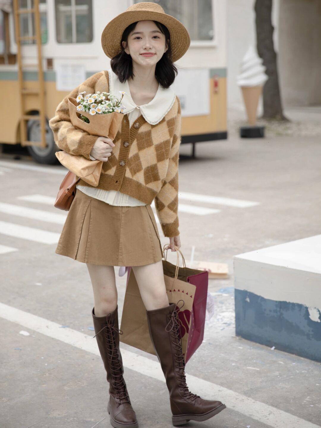 保暖 秋季想要穿出甜美可爱风,一定少不了蓝色针织开衫的搭配!