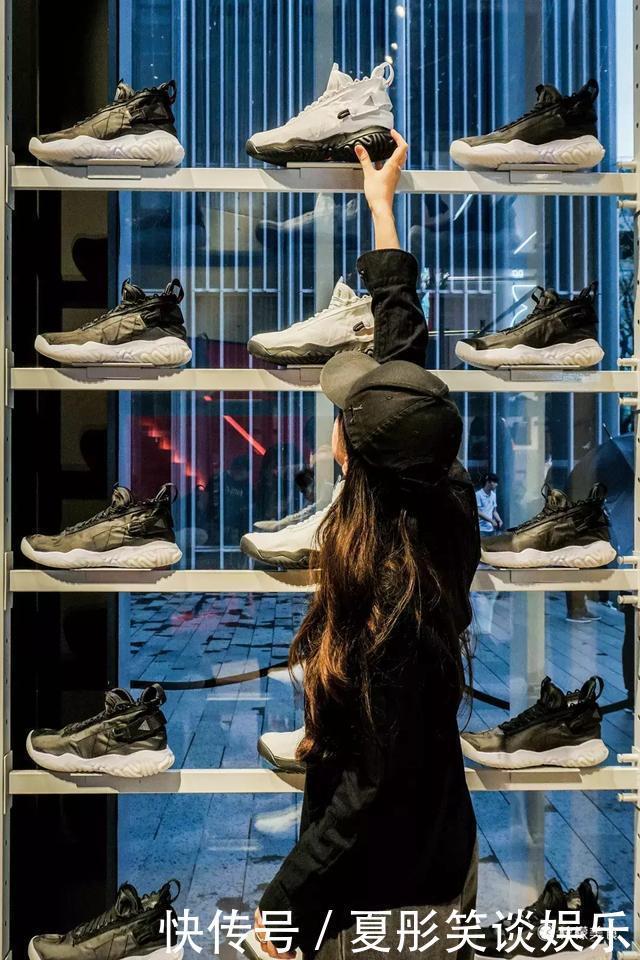 亚洲最大JORDAN旗舰店开业,我冒雨把“黑粉脚趾”买到手了!
