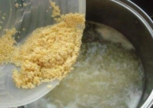 米油|煮小米粥,千万别直接用水煮!大厨教你3窍门,香浓黏稠,米油厚