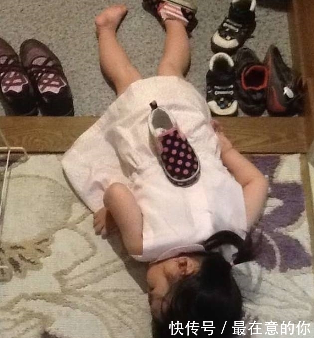 |搞笑萌宝:当宝宝困到一定地步的时候,意想不到的睡姿就出现了