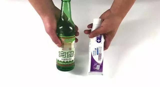 白醋和牙膏混合在一起真实用,家里主妇都需要,一年能省下好几百