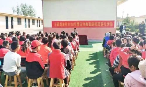 乡镇中学“成绩单”引争议，7门学科总分不足200分，说明了什么？