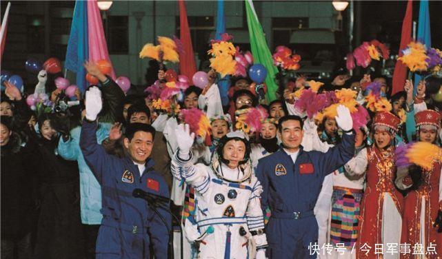 宇航员在太空中待一个月,工资有多少?说了你可能不信