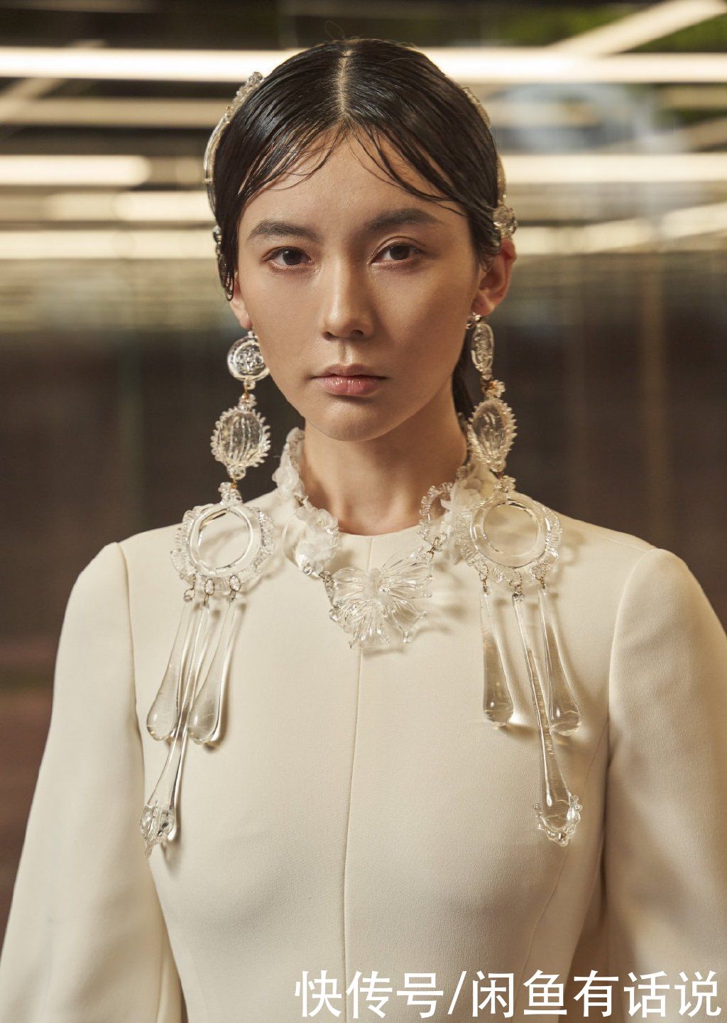 芬迪高定秀太奢华，18万颗青铜珍珠做礼服，靴子还缝8万颗细珠