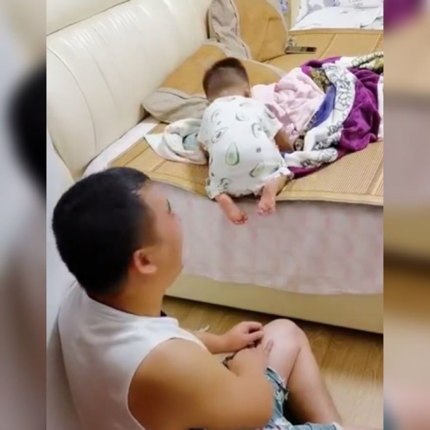 坑娃|亲爸教娃下床,没想到娃的反应亮了,网友这个糟老头子坏得很