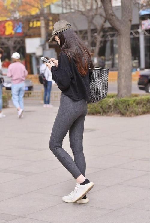 紧身 紧身健美裤搭配黑色卫衣,显瘦又时尚,越看越高级