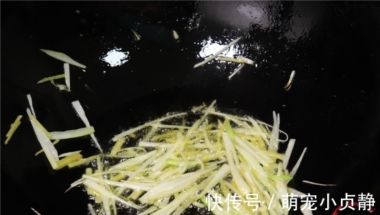 入味|炒蘑菇时，直接下锅炒就“毁”了，多加这一步，蘑菇鲜嫩更入味