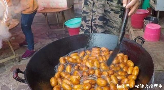 小夫妻街边卖它,一元一个,还没出锅已卖光,邻摊越看越眼红!
