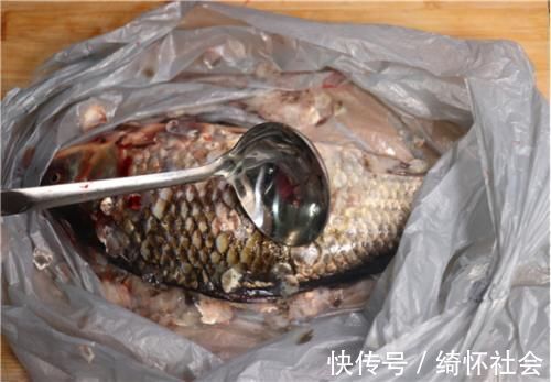 才知道,原来刮鱼鳞这么简单,只需一个塑料袋,刮得又快又干净
