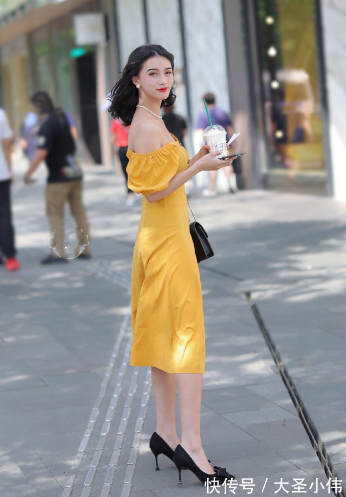 穿法 美女街拍:又火了一种穿法,叫“肩带扯一半”,时髦又撩人