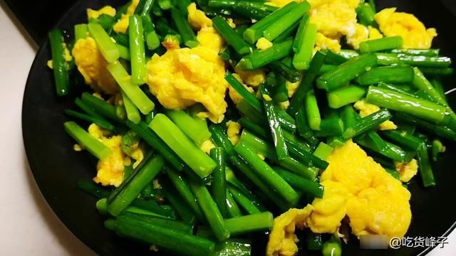 晓峰|韭花炒鸡蛋看似简单，原来有诀窍，教你1招，香嫩入味不变色