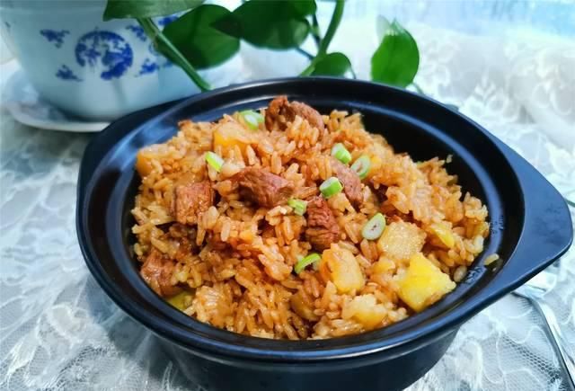 教你一道懒人美食，把肉和大米放进电饭煲，打开锅盖喷香扑鼻