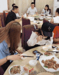 |搞笑GIF:女朋友不能为你挡风遮雨,要女朋友有什么用呢?