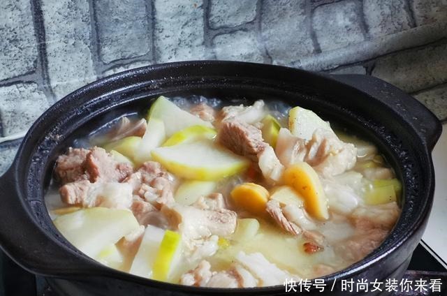 冬天就爱吃这菜,羊肉加萝卜一起炖不腥不膻,连锅一起端上桌