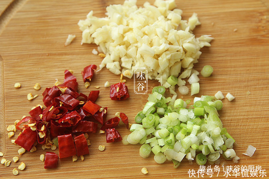 茄子|夏季吃凉拌茄子,茄子直接蒸大错特错,多加一步,茄子不黑还美味