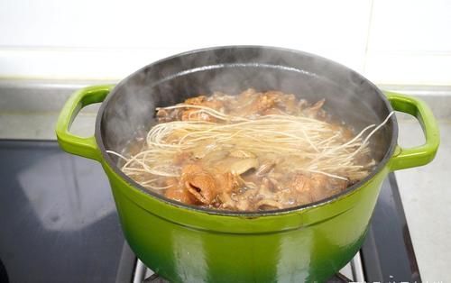 它是东北八大炖之一，无法超越的经典，炖出东北的好客与温柔！