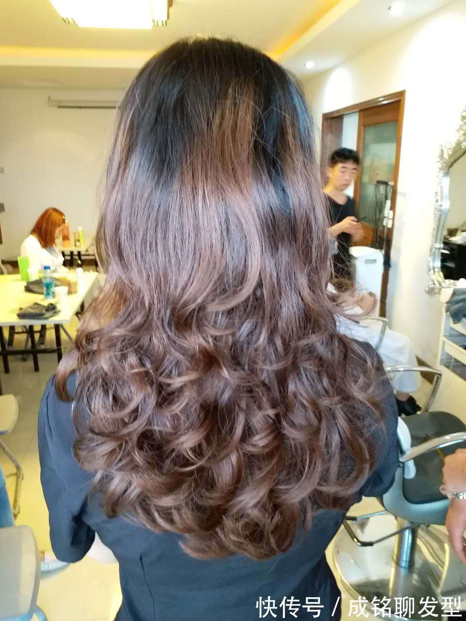 发量 你适合“烫发”还是“直发”?关键看这三点,选错发型显老又土气