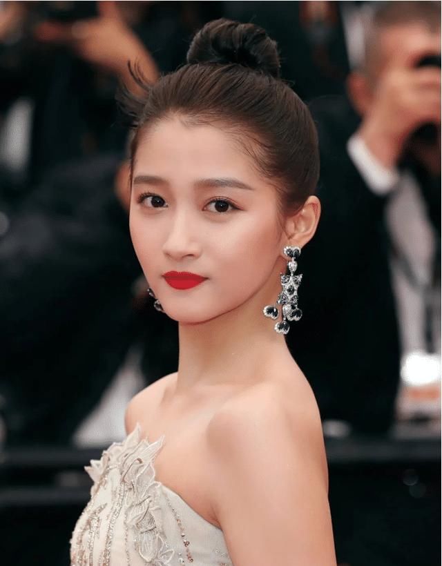 女生涂口红时，千万别有这3个习惯，不然再贵的口红都掉色沾杯