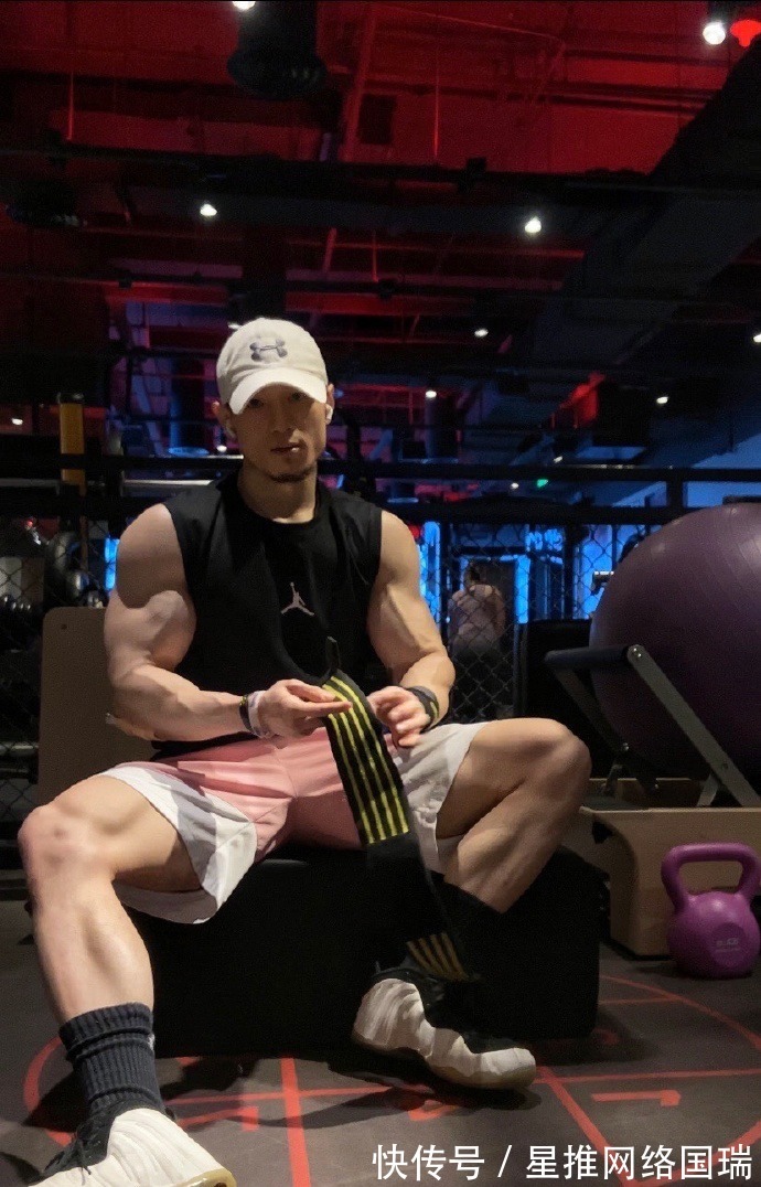 健身房|麒麟臂健壮如腿,胸肌咄咄逼人,啤酒火锅没在身上留一点痕迹!