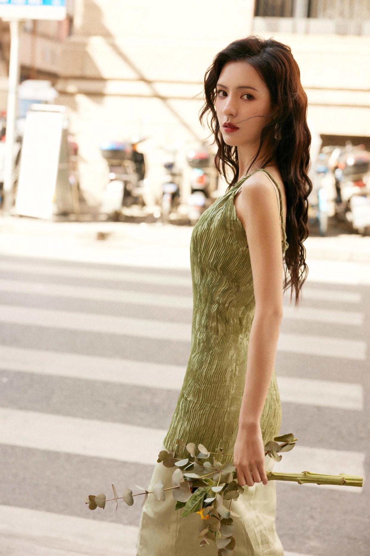 造型|张予曦真洋气,白衬衫配黑西装干练利落,秀出“漫画腿”真让人酸