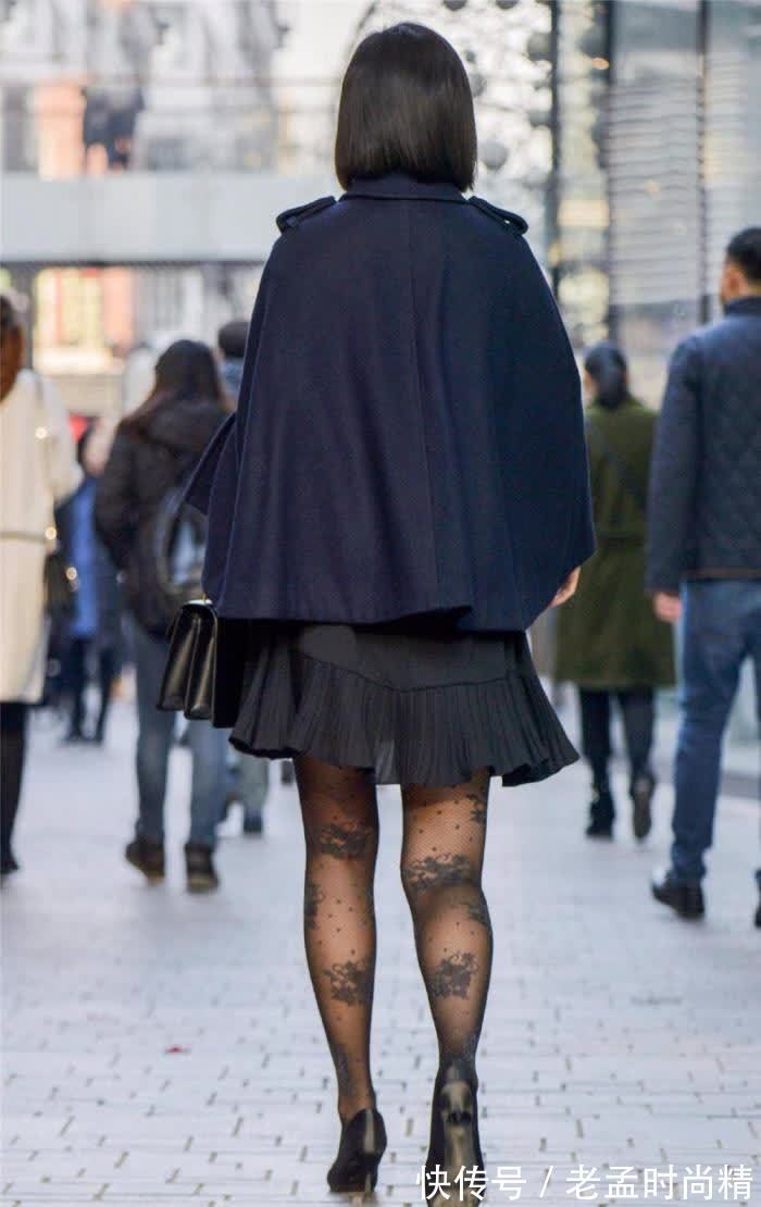 丝袜|街拍:小姐姐的搭配真花哨丝袜都带花