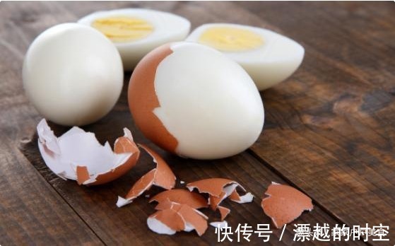 白水煮鸡蛋时,别傻傻只会用凉水激,多加“1步”,壳一碰就掉!