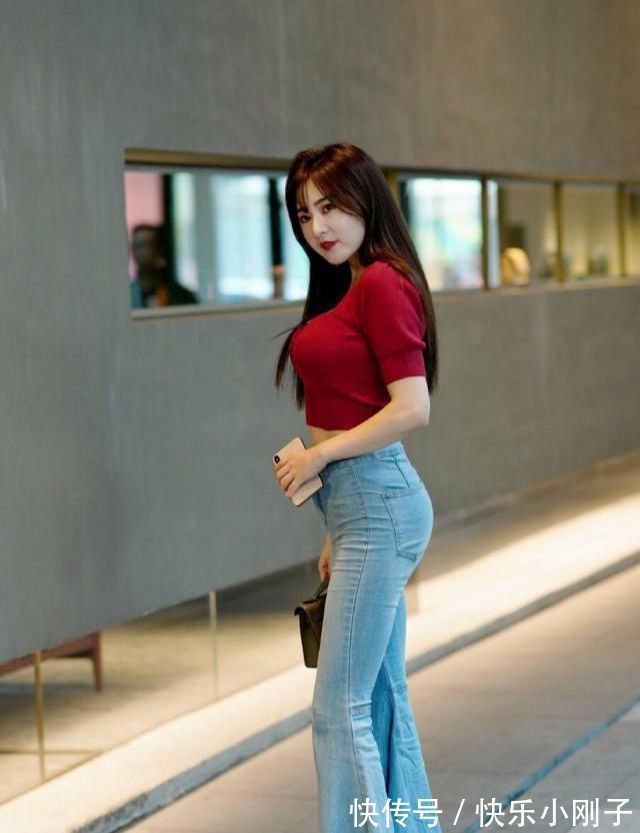 紧身牛仔裤 美女都喜欢的紧身牛仔裤，展现高雅淑女范，显出时尚的气息