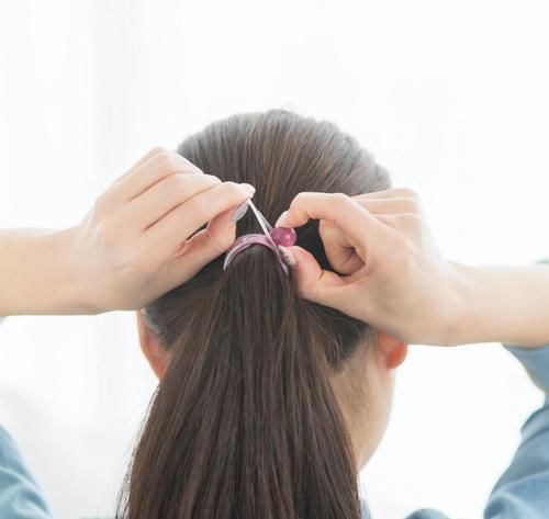 女生晚上睡觉，到底是该扎着头发还是散着头发？