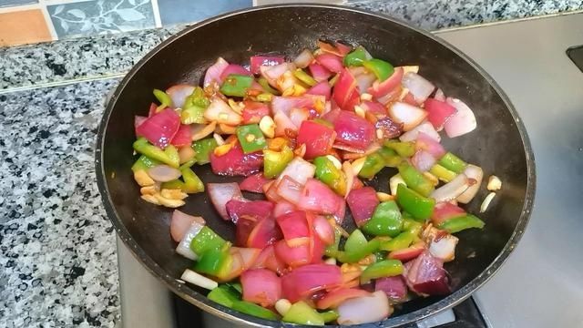 鱼肉这样做，下酒下饭都好香，鱼肉紧致入味，一条鱼还嫌不够吃