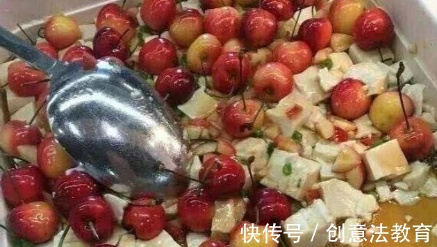 月饼|学校食堂的创新菜式，青椒炒月饼，青椒炒小花片，青椒炒火龙果