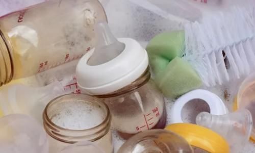 奶嘴|有种“心安”叫开水烫奶瓶,爸妈以为很卫生,却不知太伤害孩子