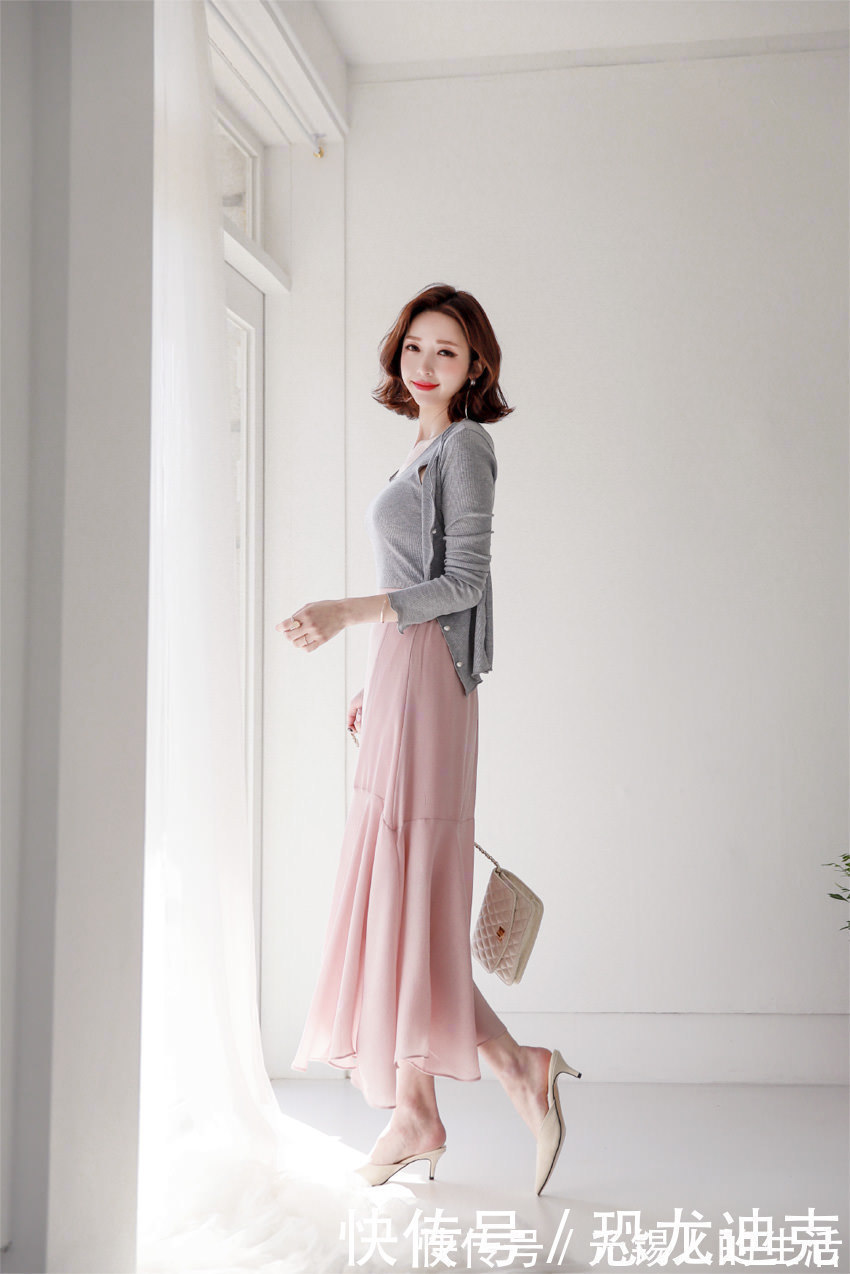 美女 穿过膝长裙的美女模特,端庄优雅的气质很迷人