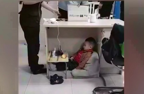 妈妈带着儿子上班，给孩子准备了一方天地，儿子不哭不闹惹人怜