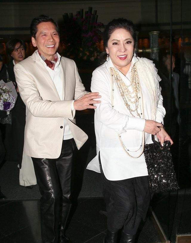 向太很有“阔太”气质范,穿纯黑色刺绣外套配紧身长裤,高贵优雅