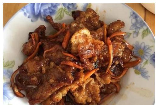 它是地道东北名菜，色泽金黄，口味酸甜，用来宴客很有面子！