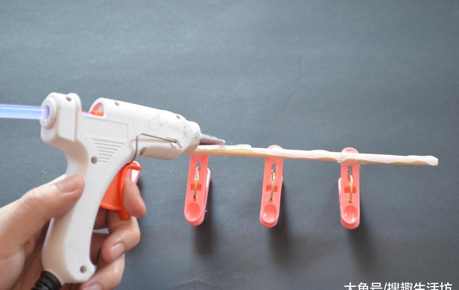 卫生间|塑料夹子粘在筷子上, 放在卫生间有大用处, 解决了家家户户的烦恼