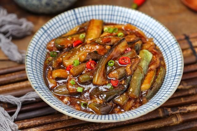玉米淀粉|茄子我就服这做法，酱香浓郁软糯入味，比肉还抢手，米饭要备足