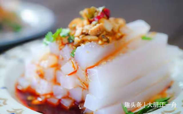 做凉粉时,只用淀粉和水就能做,详细步骤教给你,Q弹爽滑不断裂