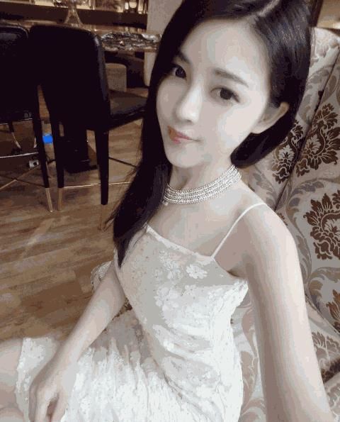 纯欲|抹胸连衣裙的穿搭,让小姐姐秀出性感身材，纯欲风的小姐姐爱了吗