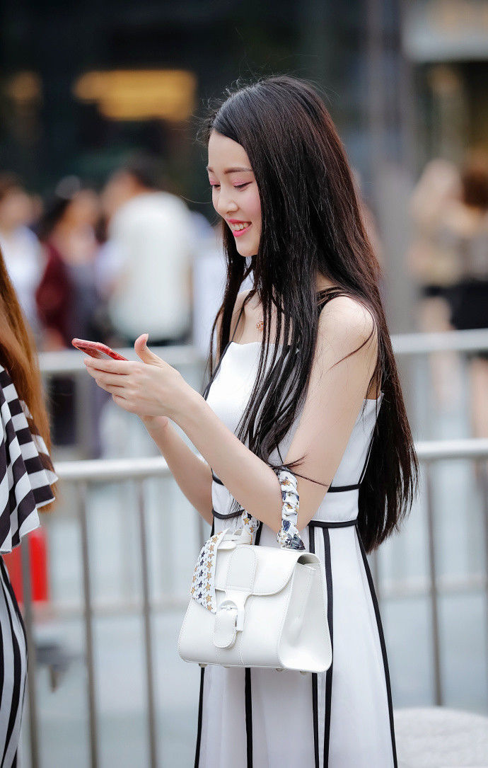 街拍:冰清玉洁清新淡雅的两位姑娘,穿上条纹装好像两位仙子