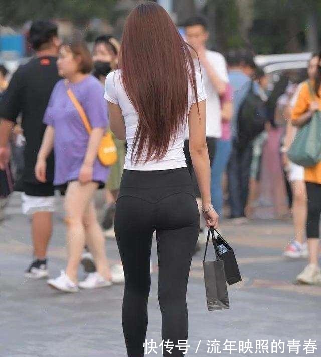 颜色 紧身的打底裤设计更加具有时尚感,轻松搭配出优越感,穿出精致