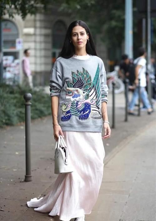 最近火了一种穿法叫，“卫衣+衬衫”，时髦显瘦，明星都上头了！