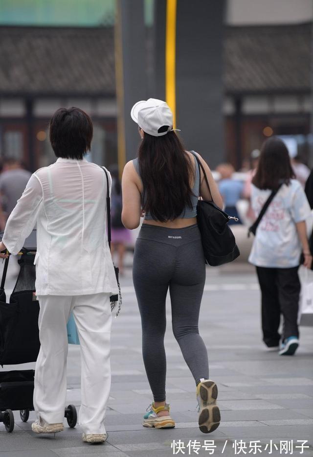 女人味 时尚又耀眼的鲨鱼裤更具时尚女人味,尽显美女端庄气质