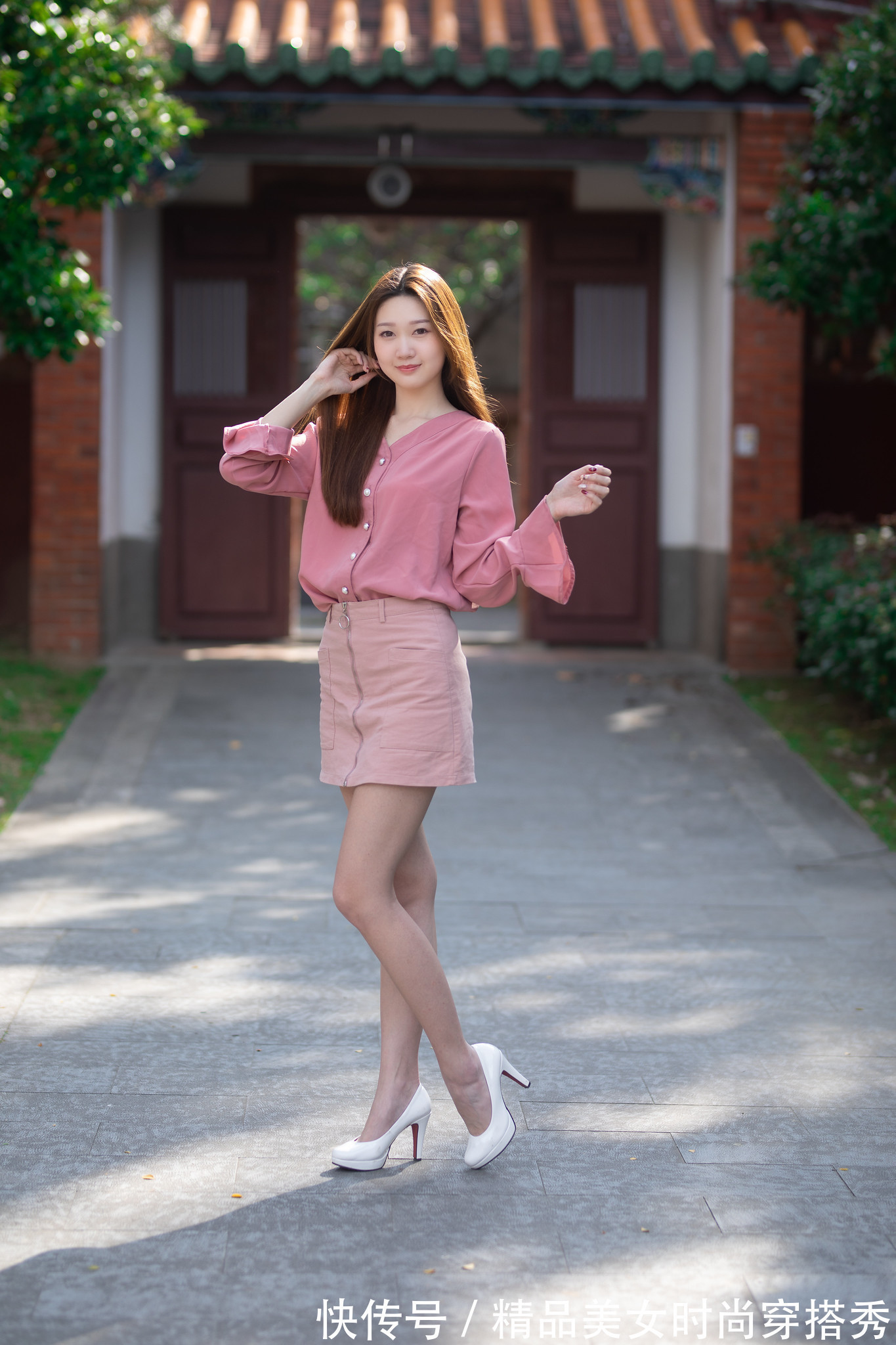 亮出门 粉色的雪纺衬衫甜美减龄,简约时尚的版型衬托女性柔美的气质