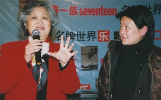 时尚$章含之:参加女儿洪晃的时尚活动,自己是全场唯一的时尚老太