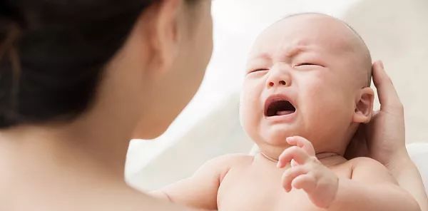 发烧|新生儿正常体温是多少?超过37℃算生病吗?家长不要过度慌张