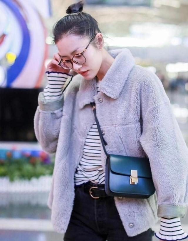 大衣|秋冬不要老选择大衣,试试率性的羔羊绒外套,超模刘雯也在穿