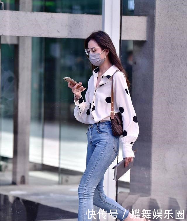 女神|夏季紧身牛仔裤成了主要穿搭,三里屯女神穿的全是百搭显瘦