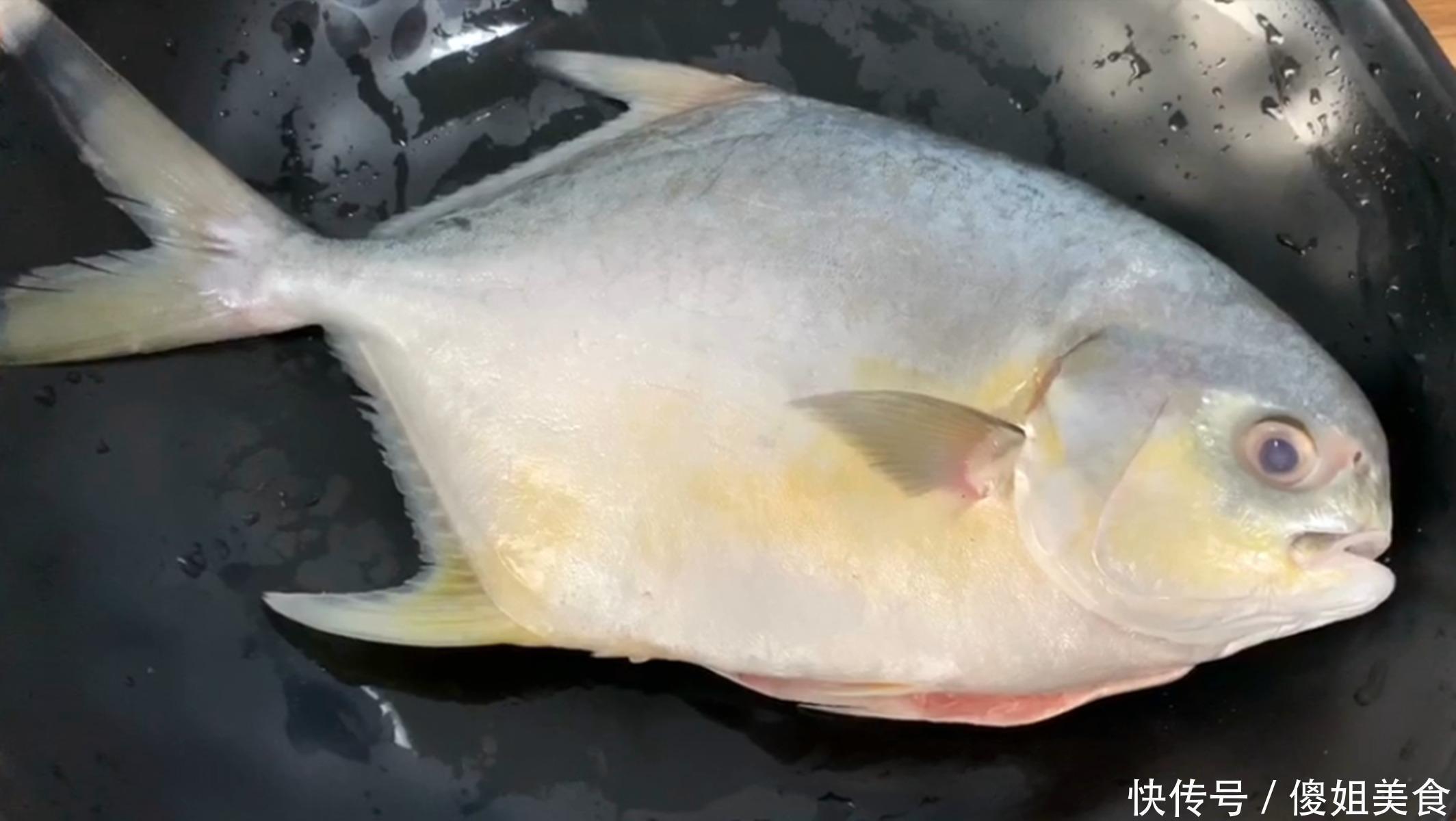 鱼皮|煎鱼时,直接下油锅是错误的,掌握2个技巧,鱼皮不破不粘锅
