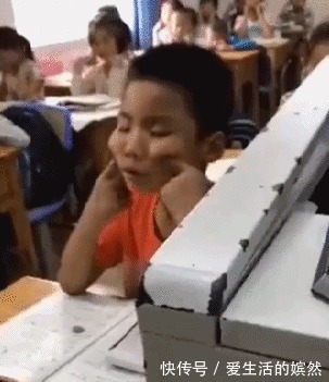 |搞笑GIF:我不想跳舞,非要天天拉着我来,真没意思